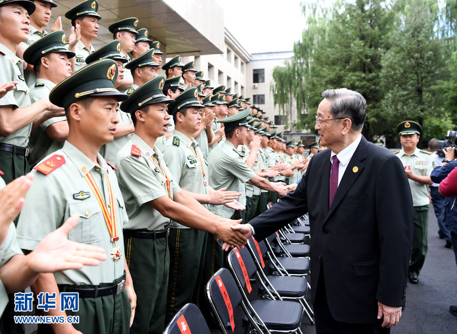 8月7日，中共中央政治局常委、全國(guó)政協(xié)主席、中央代表團(tuán)團(tuán)長(zhǎng)俞正聲率代表團(tuán)部分成員分別赴內(nèi)蒙古軍區(qū)、武警內(nèi)蒙古總隊(duì)、武警內(nèi)蒙古森林總隊(duì)慰問(wèn)，并會(huì)見自治區(qū)政法干警代表。這是俞正聲會(huì)見武警內(nèi)蒙古森林總隊(duì)官兵。新華社記者 張領(lǐng) 攝