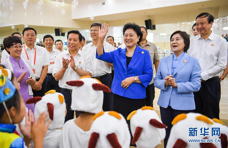 8月9日，中共中央政治局委員、國務(wù)院副總理、中央代表團(tuán)副團(tuán)長劉延?xùn)|率中央代表團(tuán)二分團(tuán)到赤峰看望慰問各族干部群眾。這是劉延?xùn)|在赤峰市青少年宮與青少年熱烈互動(dòng)。新華社記者 連振 攝