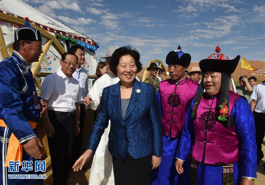 8月10日，中共中央政治局委員、中央統(tǒng)戰(zhàn)部部長、中央代表團(tuán)副團(tuán)長孫春蘭率中央代表團(tuán)三分團(tuán)繼續(xù)在內(nèi)蒙古自治區(qū)阿拉善盟看望慰問，把以習(xí)近平同志為核心的黨中央的親切關(guān)懷和全國各族人民的美好祝福帶給阿拉善各族各界干部群眾。這是孫春蘭在牧民張輝生（右二）家了解生產(chǎn)生活情況。新華社記者 任軍川 攝