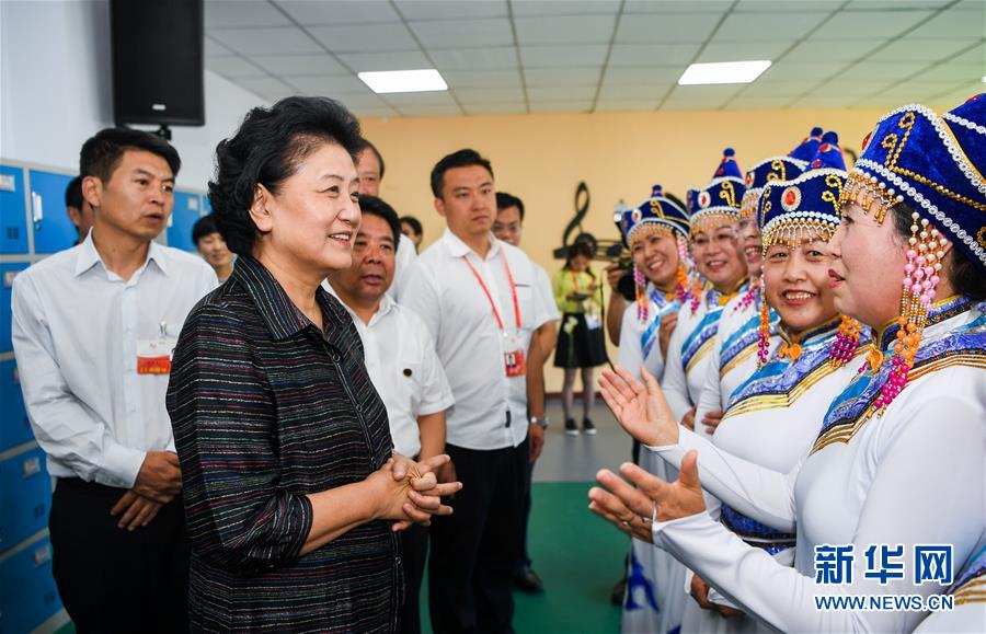 8月11日，中共中央政治局委員、國務(wù)院副總理、中央代表團副團長劉延?xùn)|率中央代表團二分團，看望慰問烏蘭察布各族干部群眾，轉(zhuǎn)達以習(xí)近平同志為核心的黨中央的親切關(guān)懷和全國人民的美好祝愿。這是劉延?xùn)|在考察察哈爾社區(qū)時與居民們親切交談。新華社記者 連振 攝