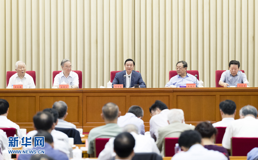 9月8日，中共中央政治局委員、中央書(shū)記處書(shū)記、中宣部部長(zhǎng)劉奇葆在北京出席中國(guó)大百科全書(shū)第三版總編輯委員會(huì)成立大會(huì)并講話。 新華社記者丁海濤 攝