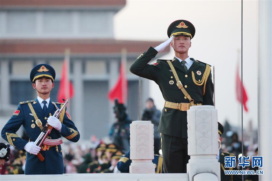 （社會）（4）人民解放軍首次執(zhí)行天安門廣場升國旗任務 