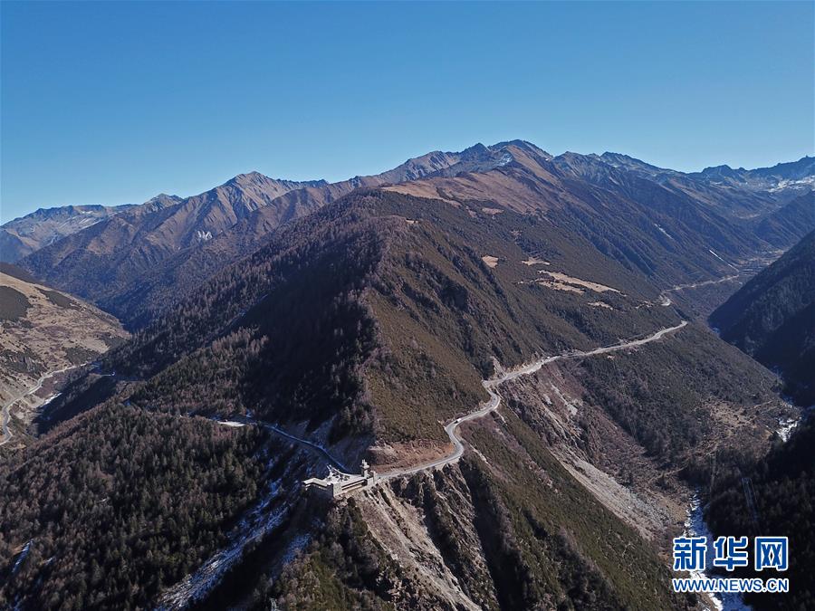 （圖文互動·新華全媒頭條）（1）讓農(nóng)民致富奔小康的道路越走越寬廣——黨的十八大以來以習近平同志為核心的黨中央關(guān)心農(nóng)村公路發(fā)展紀實