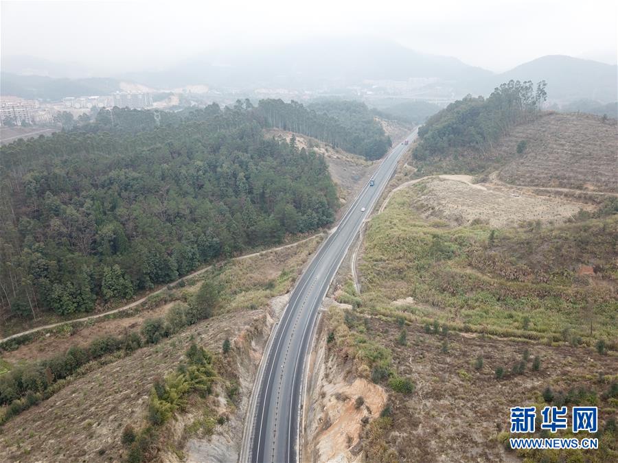 （圖文互動·新華全媒頭條）（2）讓農(nóng)民致富奔小康的道路越走越寬廣——黨的十八大以來以習近平同志為核心的黨中央關(guān)心農(nóng)村公路發(fā)展紀實