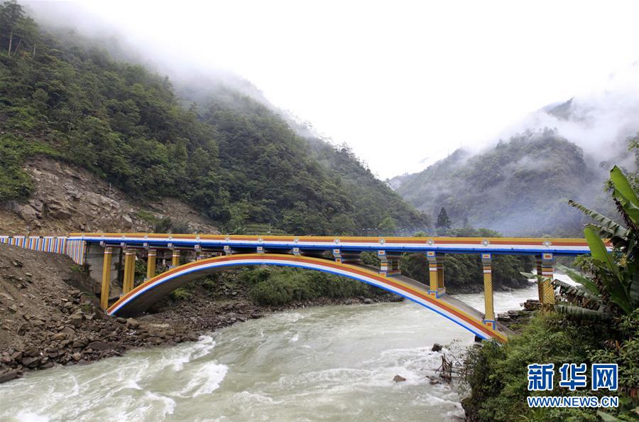 （圖文互動·新華全媒頭條）（4）讓農(nóng)民致富奔小康的道路越走越寬廣——黨的十八大以來以習近平同志為核心的黨中央關(guān)心農(nóng)村公路發(fā)展紀實