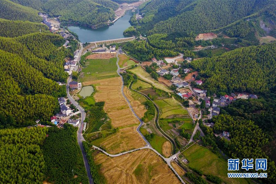 （圖文互動·新華全媒頭條）（6）讓農(nóng)民致富奔小康的道路越走越寬廣——黨的十八大以來以習近平同志為核心的黨中央關(guān)心農(nóng)村公路發(fā)展紀實