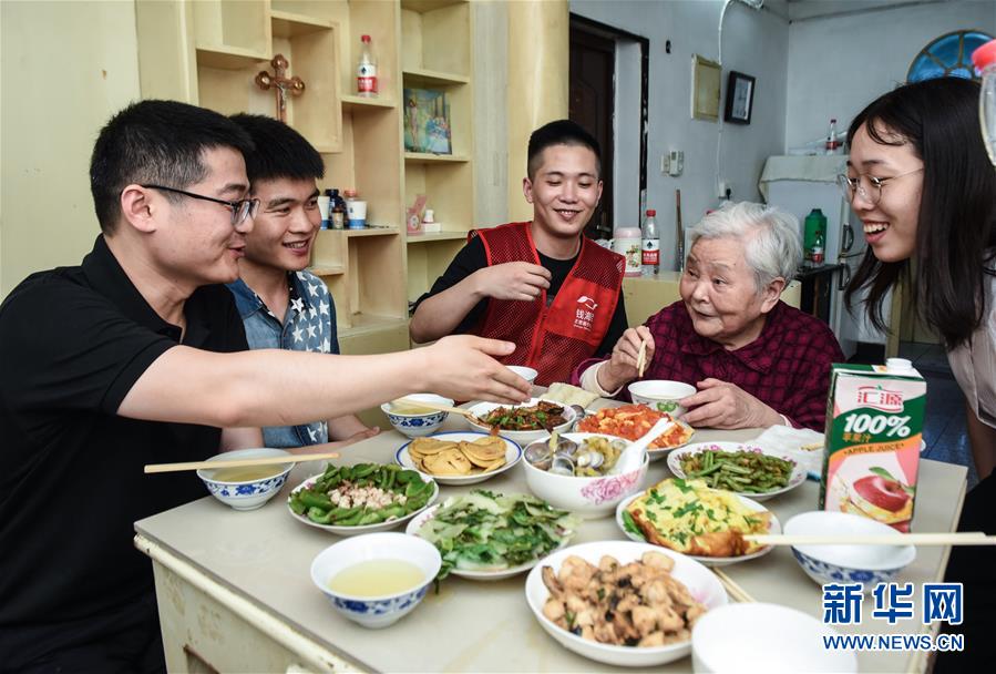 （社會(huì)）（3）“國(guó)際家庭日”志愿者溫暖空巢老人