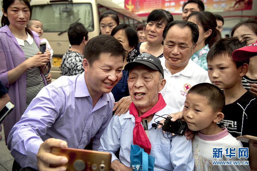 （圖片故事）（4）“希望老人”的第100次老區(qū)助學(xué)之旅