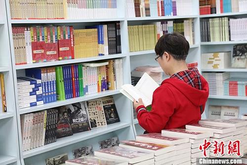 5月9日，一女子在哈爾濱市某書店選購圖書。從5月1日至5月4日，全國(guó)32家紙廠宣布漲價(jià)，各紙種漲價(jià)幅度為每噸100元至300元不等。對(duì)此，出版行業(yè)業(yè)內(nèi)人士表示“因?yàn)榧垙垉r(jià)格上漲，直接造成了出版成本的明顯增加，出版行業(yè)只能被迫對(duì)圖書定價(jià)進(jìn)行調(diào)整。”
<a target='_blank' >中新社</a>記者 于琨 攝