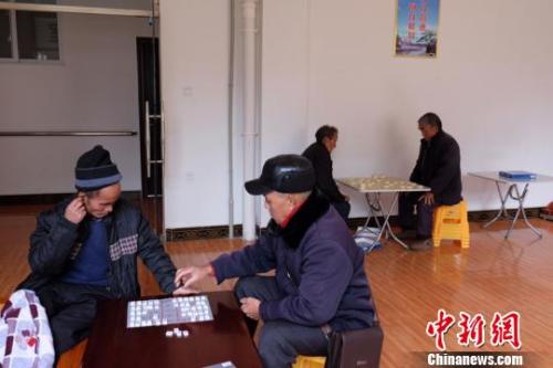 資料圖：老人們在下棋。徐學(xué)練 攝。