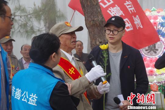 圖為廖沛林在進(jìn)行祭奠儀式時(shí)代表老兵發(fā)言 陳靜 攝