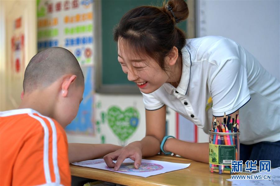 （在習(xí)近平新時(shí)代中國特色社會(huì)主義思想指引下——新時(shí)代新作為新篇章·總書記關(guān)心的百姓身邊事·圖文互動(dòng)）（4）特別的愛，給特別的你——特殊教育的別樣風(fēng)景