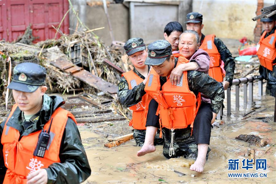 （新華全媒頭條·圖文互動）（5）沿著中國特色強軍之路闊步前進——黨中央、中央軍委領(lǐng)導(dǎo)推進國防和軍隊建設(shè)70年紀實