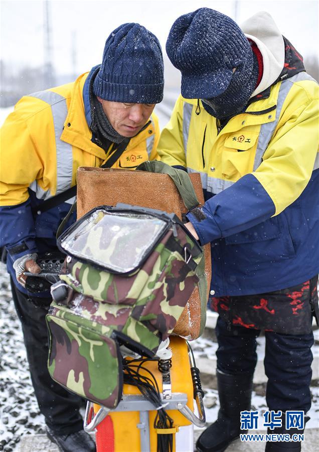 （新春走基層）（4）嚴寒下的“鐵路醫(yī)生”：風(fēng)雪中守護回家路