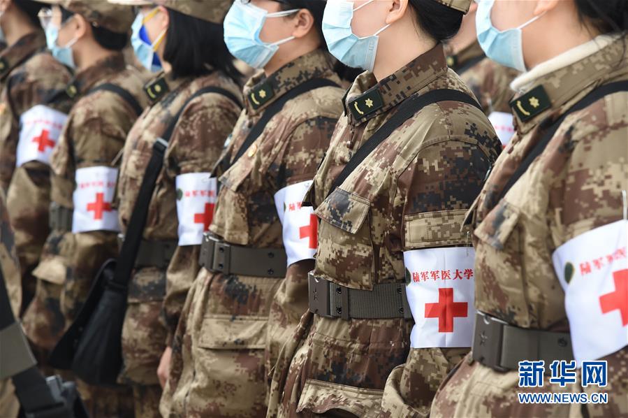 （聚焦疫情防控·圖文互動）（2）空軍出動3型11架運(yùn)輸機(jī)多地同步向武漢空運(yùn)醫(yī)療隊員