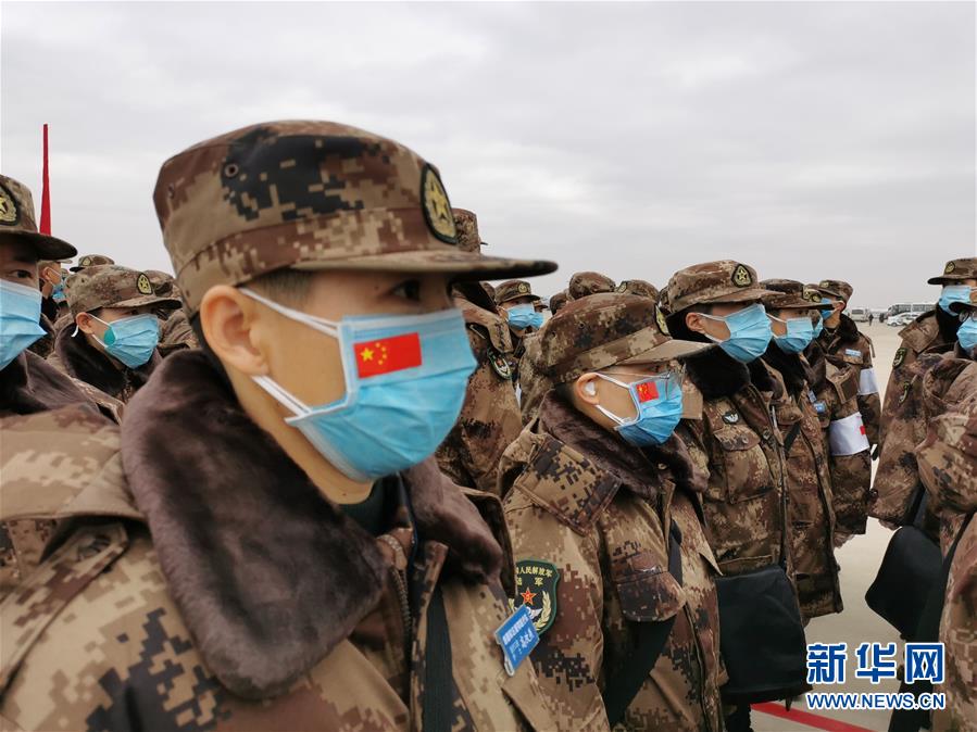 （聚焦疫情防控·圖文互動）（3）空軍出動3型11架運(yùn)輸機(jī)多地同步向武漢空運(yùn)醫(yī)療隊員