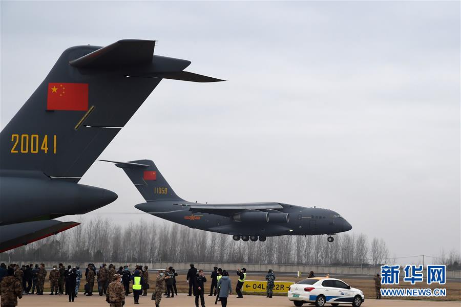 （聚焦疫情防控·圖文互動）（4）空軍出動3型11架運(yùn)輸機(jī)多地同步向武漢空運(yùn)醫(yī)療隊員