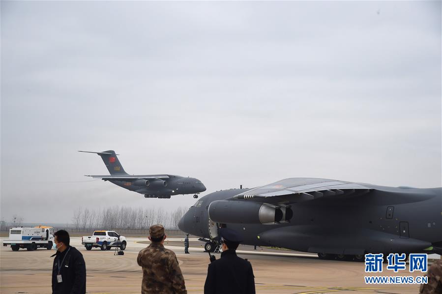 （聚焦疫情防控·圖文互動）（5）空軍出動3型11架運(yùn)輸機(jī)多地同步向武漢空運(yùn)醫(yī)療隊員