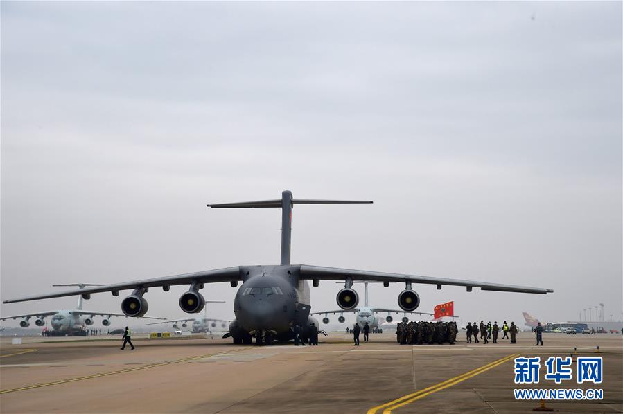 （聚焦疫情防控·圖文互動）（8）空軍出動3型11架運(yùn)輸機(jī)多地同步向武漢空運(yùn)醫(yī)療隊員