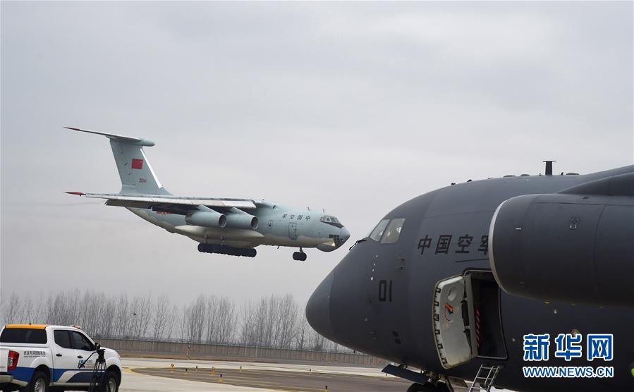 （聚焦疫情防控·圖文互動）（9）空軍出動3型11架運(yùn)輸機(jī)多地同步向武漢空運(yùn)醫(yī)療隊員