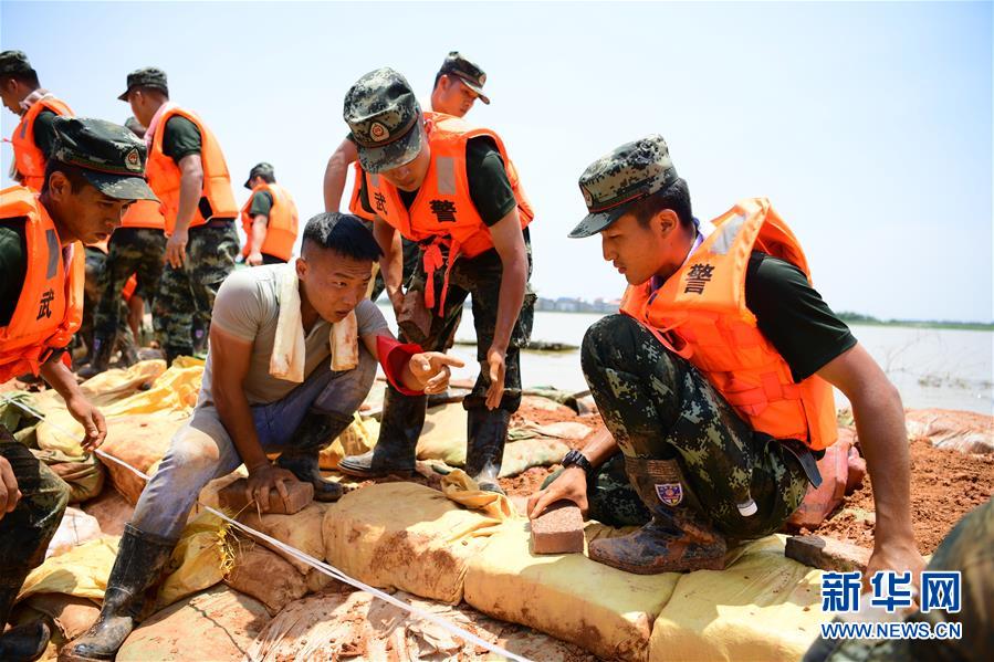 （防汛抗洪·圖文互動(dòng)）（2）洪水不退，子弟兵誓死不退——解放軍和武警部隊(duì)官兵參與洪澇災(zāi)害搶險(xiǎn)救援記事