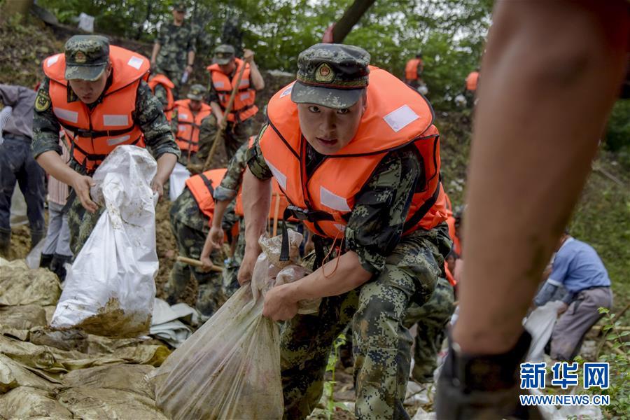 （防汛抗洪·圖文互動(dòng)）（6）洪水不退，子弟兵誓死不退——解放軍和武警部隊(duì)官兵參與洪澇災(zāi)害搶險(xiǎn)救援記事