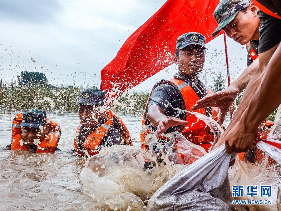 （防汛抗洪·圖文互動(dòng)）（9）洪水不退，子弟兵誓死不退——解放軍和武警部隊(duì)官兵參與洪澇災(zāi)害搶險(xiǎn)救援記事