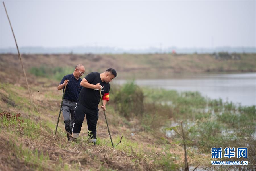 （防汛抗洪·圖文互動）（1）在大堤上成長，為人民守護——洪水中的青年“生力軍”