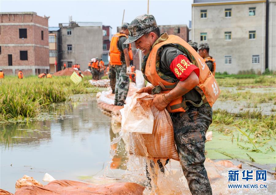 （防汛抗洪·圖文互動）（2）解放軍和武警抗洪搶險(xiǎn)部隊(duì)各級黨組織充分發(fā)揮戰(zhàn)斗堡壘作用