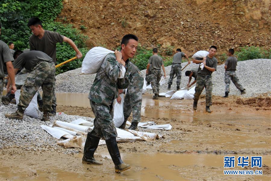 （防汛抗洪·圖文互動）（1）我們永遠(yuǎn)是“兩不怕”精神傳人——陸軍第71集團(tuán)軍200余名退伍老兵主動歸隊?wèi)?zhàn)洪魔