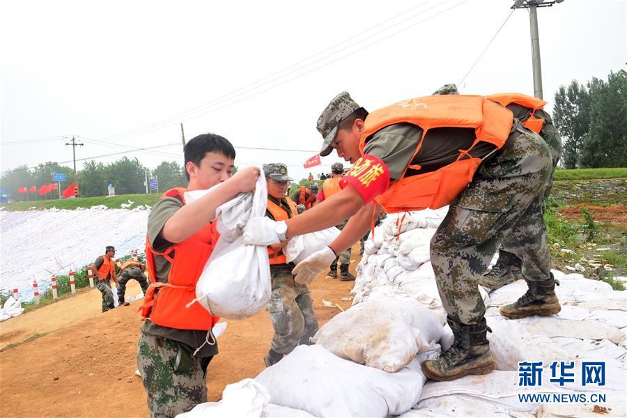 （防汛抗洪·圖文互動）（2）我們永遠(yuǎn)是“兩不怕”精神傳人——陸軍第71集團(tuán)軍200余名退伍老兵主動歸隊?wèi)?zhàn)洪魔