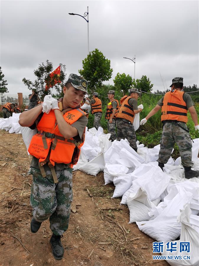 （防汛抗洪·圖文互動）（3）我們永遠(yuǎn)是“兩不怕”精神傳人——陸軍第71集團(tuán)軍200余名退伍老兵主動歸隊?wèi)?zhàn)洪魔