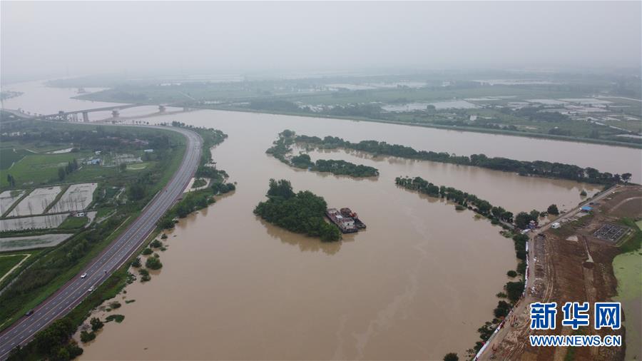 （防汛抗洪·圖文互動）（1）洪水來襲，銅鑼聲在千年古鎮(zhèn)的雨夜響起