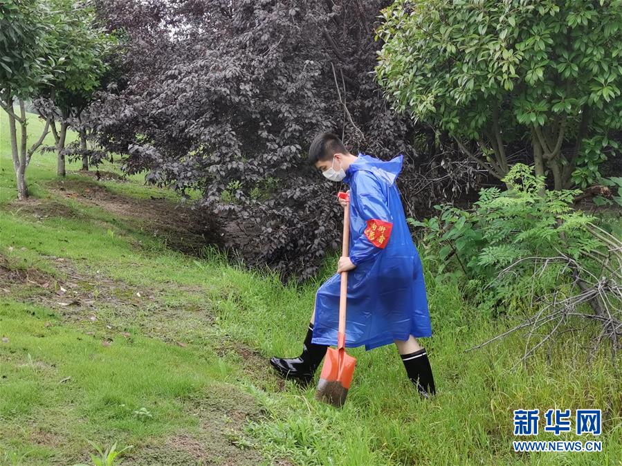 （新華全媒頭條·圖文互動）（7）青春出列——暴雨洪峰中的熱血成人禮