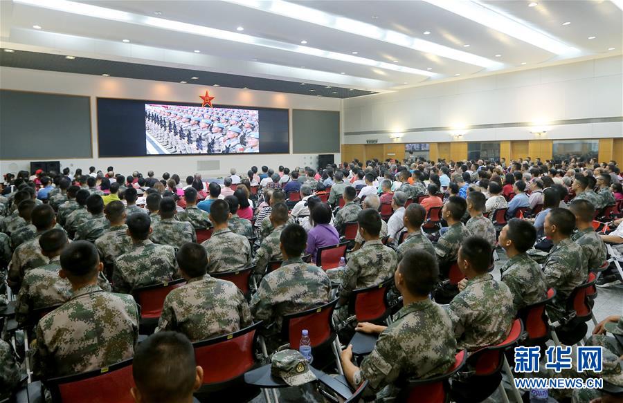 （圖文互動）（3）“我和我的祖國，一刻也不能分割”——解放軍駐香港部隊與市民共同慶祝國慶70周年見聞