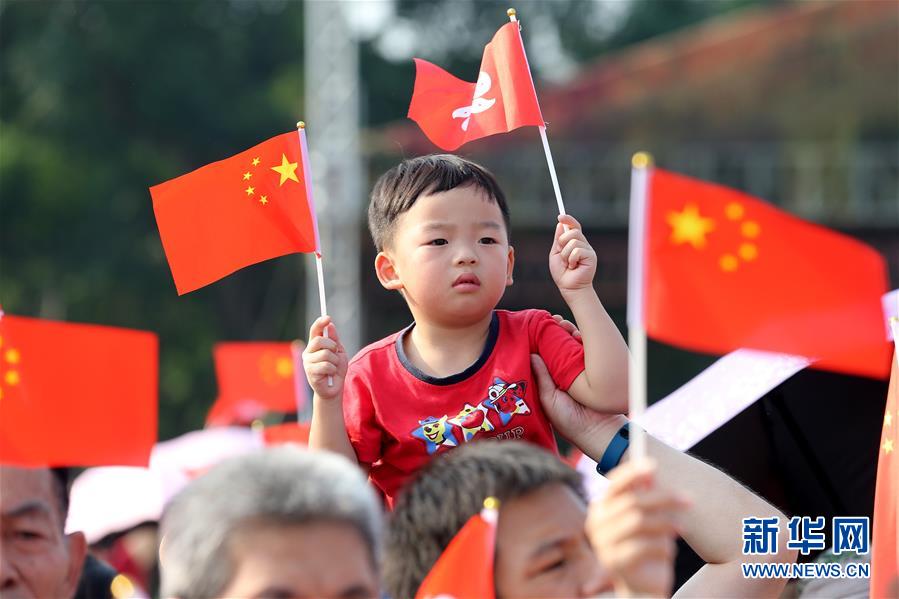 （圖文互動）（2）“我和我的祖國，一刻也不能分割”——解放軍駐香港部隊與市民共同慶祝國慶70周年見聞