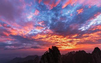 黃山現(xiàn)日出美景 引游客拍照留念