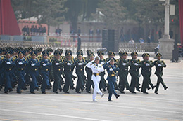 我軍首次組建領(lǐng)導(dǎo)指揮方隊(duì)接受檢閱