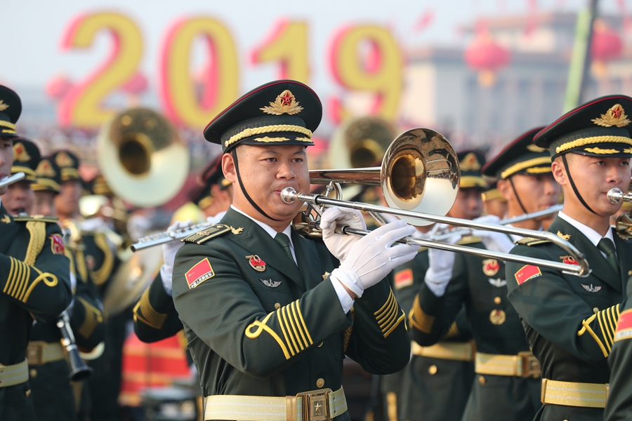 解放軍聯(lián)合軍樂團在廣場就位后進行準備工作和試奏。據(jù)了解，解放軍聯(lián)合軍樂團此次演奏是從開國大典至今歷次閱兵以來演奏曲目最多的一次，不少曲目是為此次閱兵量身打造的全新作品，此次也是歷次女演奏員最多的一次。