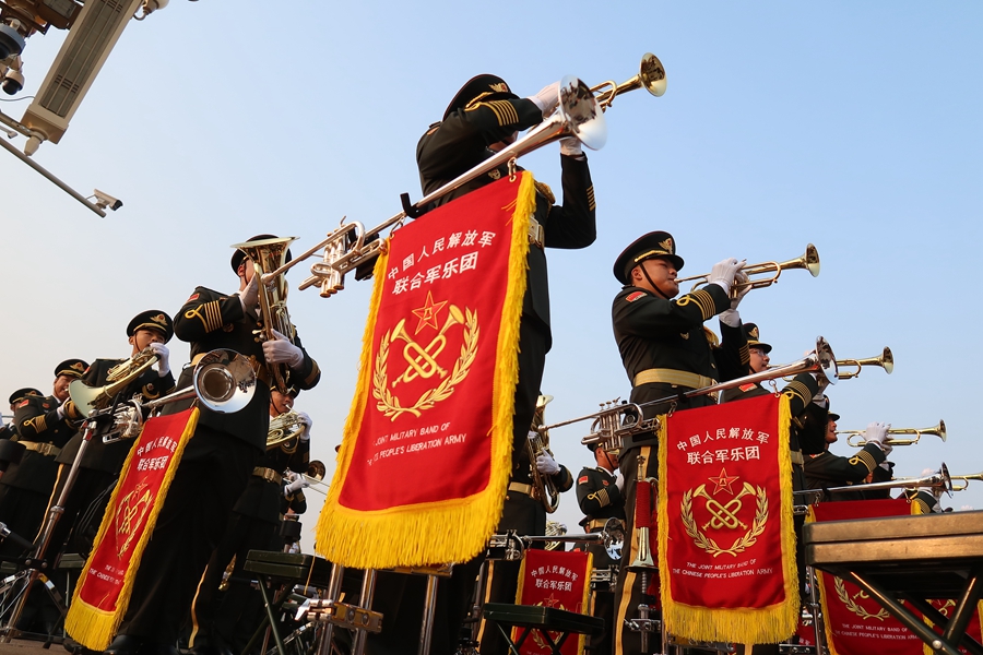 解放軍聯(lián)合軍樂團在廣場就位后進行準備工作和試奏。據(jù)了解，解放軍聯(lián)合軍樂團此次演奏是從開國大典至今歷次閱兵以來演奏曲目最多的一次，不少曲目是為此次閱兵量身打造的全新作品，此次也是歷次女演奏員最多的一次。