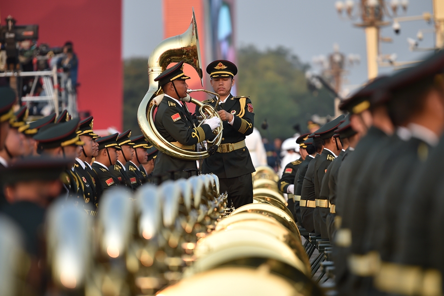 解放軍聯(lián)合軍樂團在廣場就位后進行準備工作和試奏。據(jù)了解，解放軍聯(lián)合軍樂團此次演奏是從開國大典至今歷次閱兵以來演奏曲目最多的一次，不少曲目是為此次閱兵量身打造的全新作品，此次也是歷次女演奏員最多的一次。