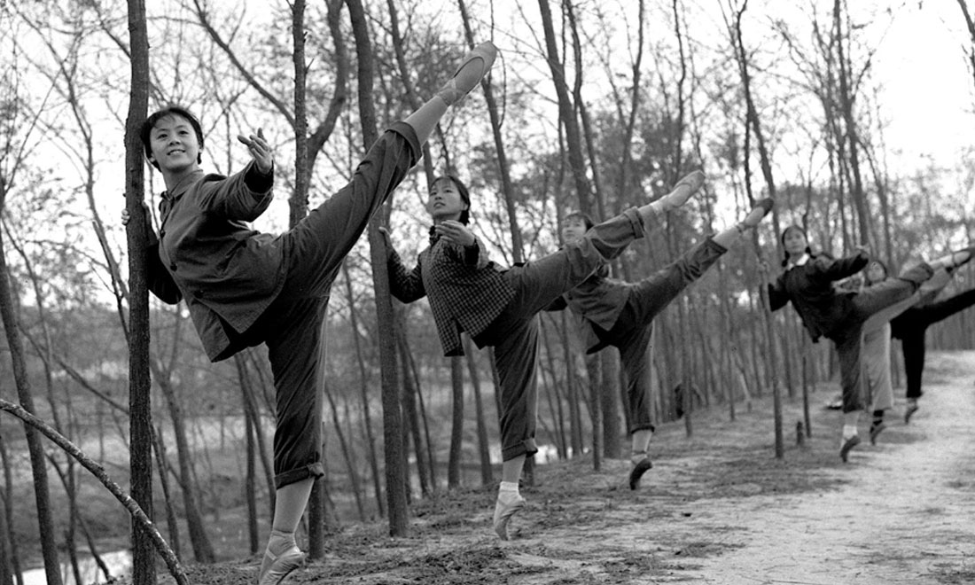 1972年秋，上海市舞蹈學(xué)校《白毛女》劇組的演員們來到上海市金山縣金衛(wèi)公社參加勞動鍛煉，在農(nóng)村也堅(jiān)持練功。新華社記者黃田寶攝