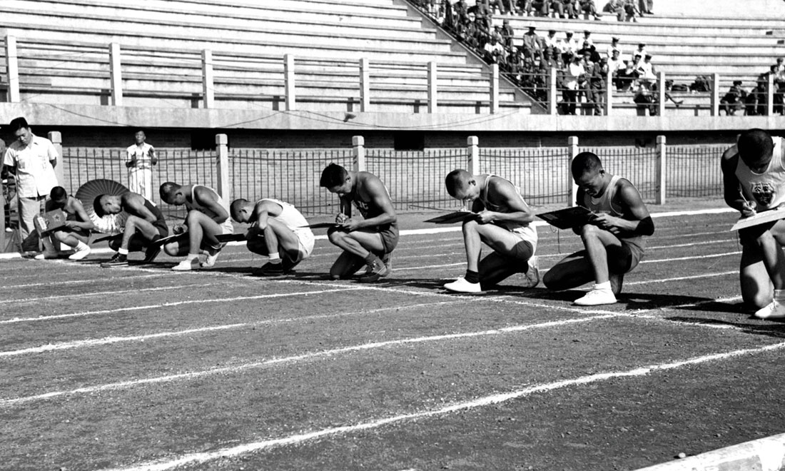 1952年8月2日，慶祝中國人民解放軍建軍25周年全軍運(yùn)動會在北京舉行，運(yùn)動員在進(jìn)行識字賽跑比賽。新華社記者岳國芳攝