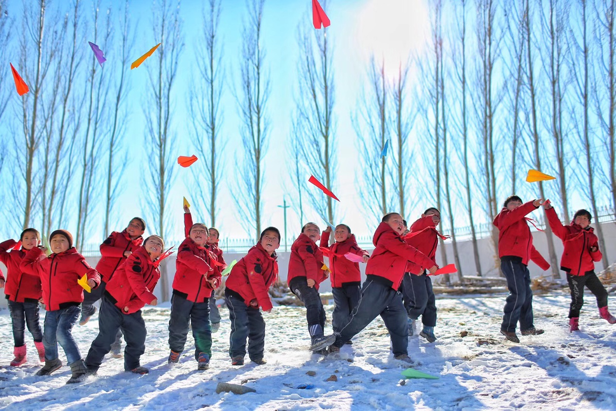 2017年11月15日， “多一克溫暖”公益行動走進(jìn)北疆地區(qū)，實現(xiàn)了從物質(zhì)捐贈到“物質(zhì)+精神”溫暖的升級。 “體操冠軍”楊威、好妹妹樂隊等傾情加盟，不僅為孩子們帶來加厚羽絨服和御寒物資，還準(zhǔn)備了溫暖的課堂。