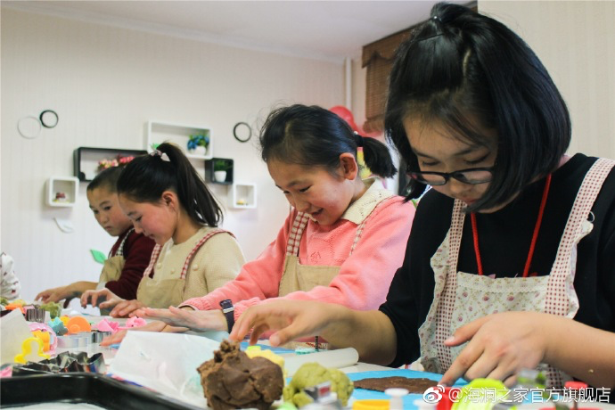 在北京，孩子們上了一節(jié)別開生面的廚藝課——手工DIY餅干。孩子們腦洞大開親自上手，從制作到出爐不僅留下了噴香的餅干，還留下了珍貴的回憶。親手做的餅干孩子們舍不得獨享，成為了回程路上最重要的“伴手禮”