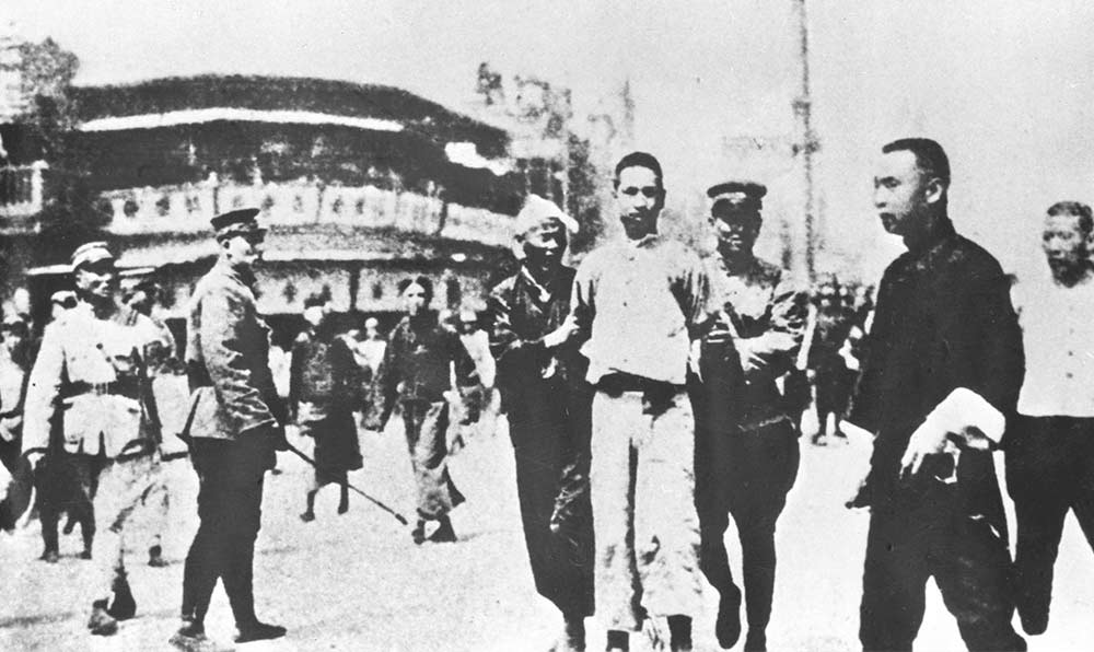 1927年4月12日 “四?一二”反革命政變，國民黨反動派捕殺大批共產(chǎn)黨員和工人、學(xué)生、群眾