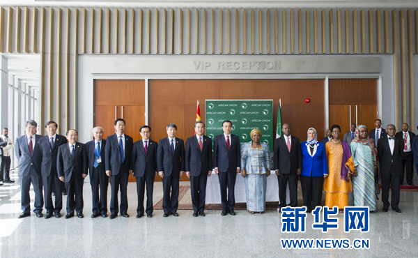 5月5日，中國(guó)國(guó)務(wù)院總理李克強(qiáng)在亞的斯亞貝巴非洲聯(lián)盟總部會(huì)見非盟委員會(huì)主席祖馬。這是會(huì)見后，李克強(qiáng)同祖馬參加集體合影。新華社記者王曄攝