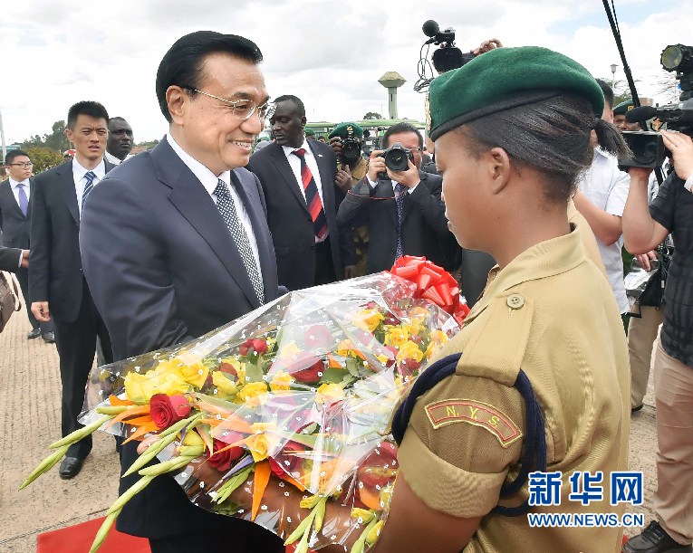 5月11日，中國國務(wù)院總理李克強(qiáng)參觀肯尼亞國家青年服務(wù)隊。這是服務(wù)隊隊員向李克強(qiáng)敬獻(xiàn)鮮花。 新華社記者 李濤 攝