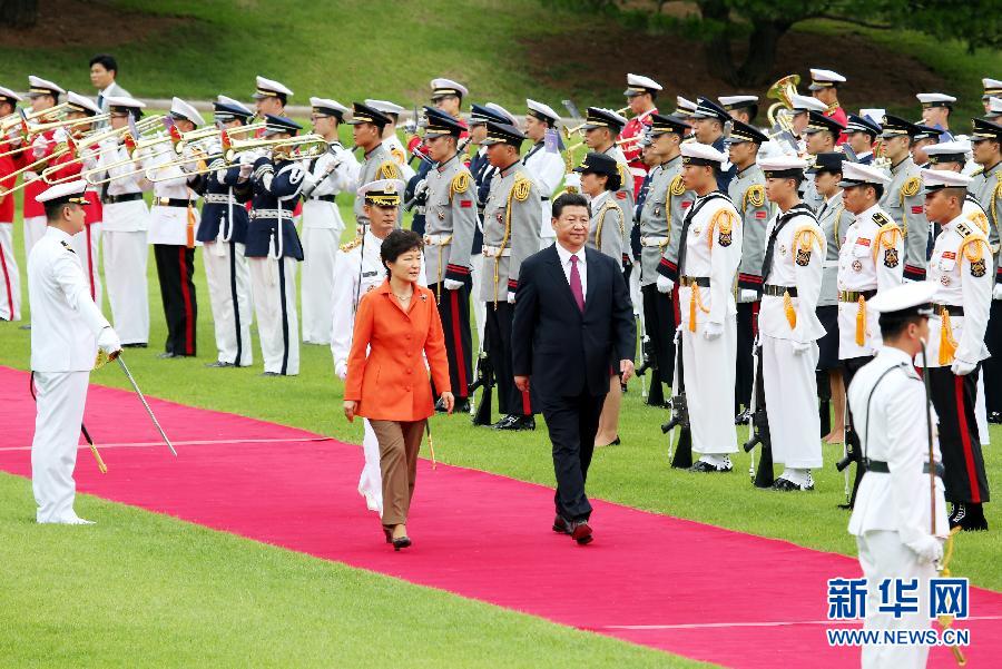 7月3日，國(guó)家主席習(xí)近平在首爾同韓國(guó)總統(tǒng)樸槿惠舉行會(huì)談。會(huì)談前，樸槿惠在青瓦臺(tái)總統(tǒng)府為習(xí)近平舉行隆重歡迎儀式。 新華社記者姚大偉攝