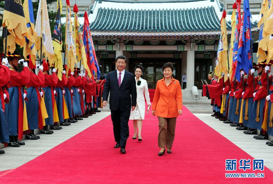 7月3日，國(guó)家主席習(xí)近平在首爾同韓國(guó)總統(tǒng)樸槿惠舉行會(huì)談。會(huì)談前，樸槿惠在青瓦臺(tái)總統(tǒng)府為習(xí)近平舉行隆重歡迎儀式。 新華社記者饒愛(ài)民攝 